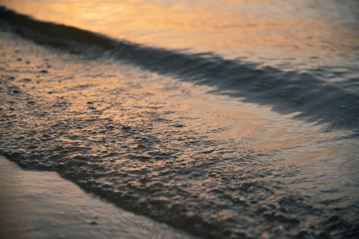 Sonnenlicht auf leicht bewegter Wasseroberflaeche